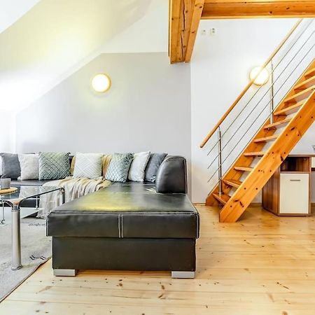 Utulny A Prostorny Podkrovni Byt S Krbovymi Kamny Ceske Budejovice Buitenkant foto