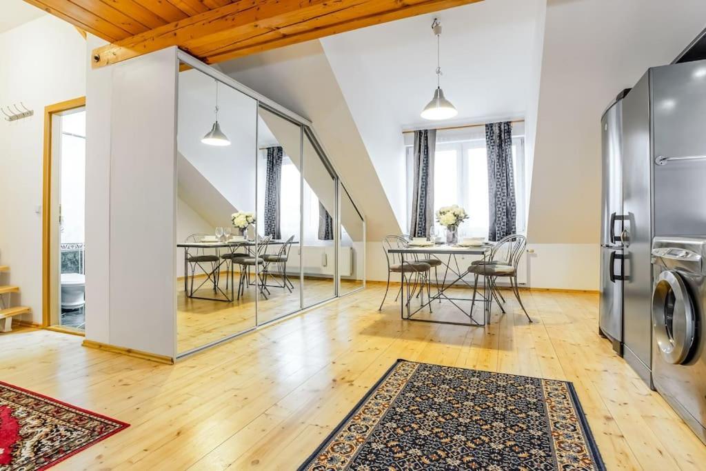 Utulny A Prostorny Podkrovni Byt S Krbovymi Kamny Ceske Budejovice Buitenkant foto